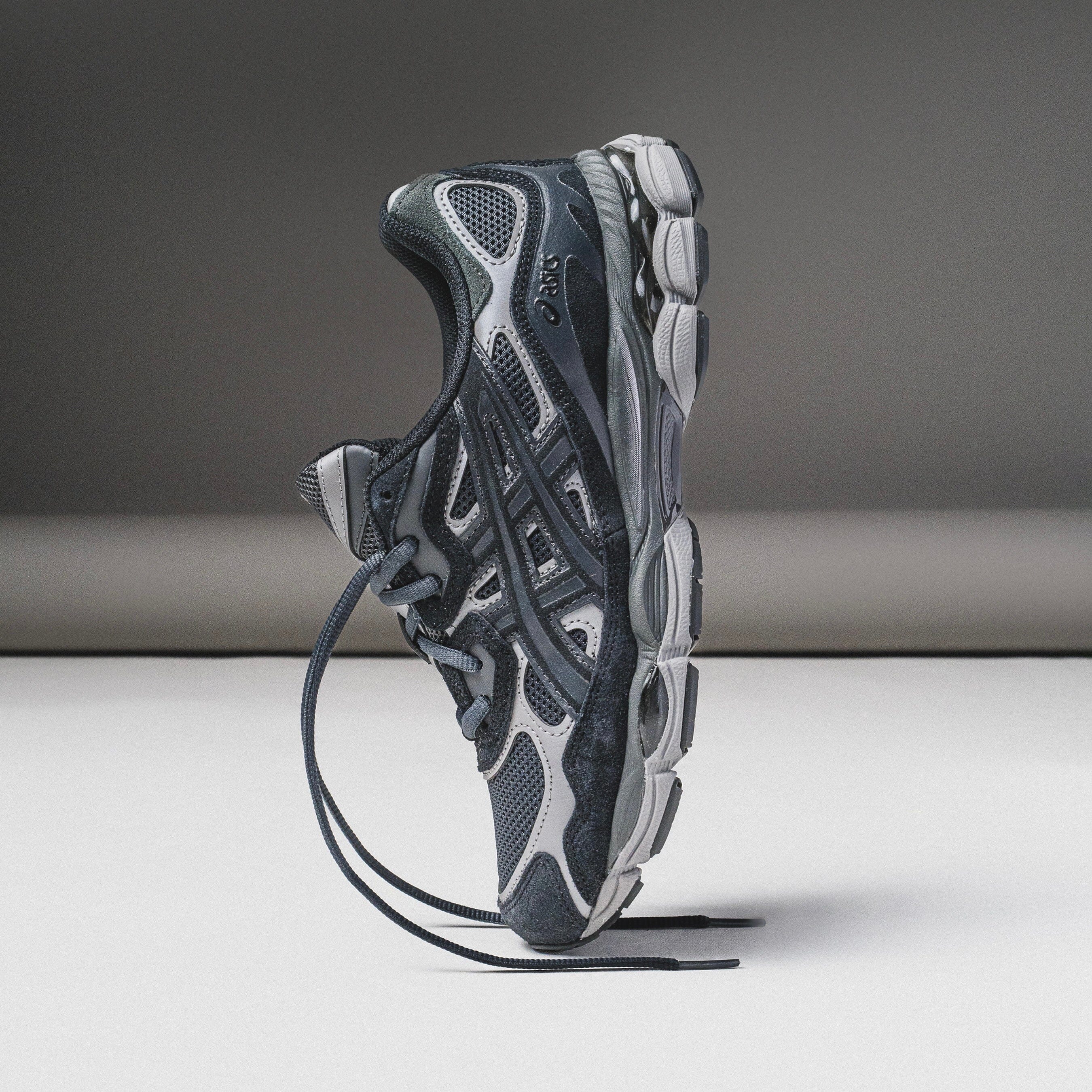 MENS ASICS | Gel- NYC (Graphite/ Black) - Image 2