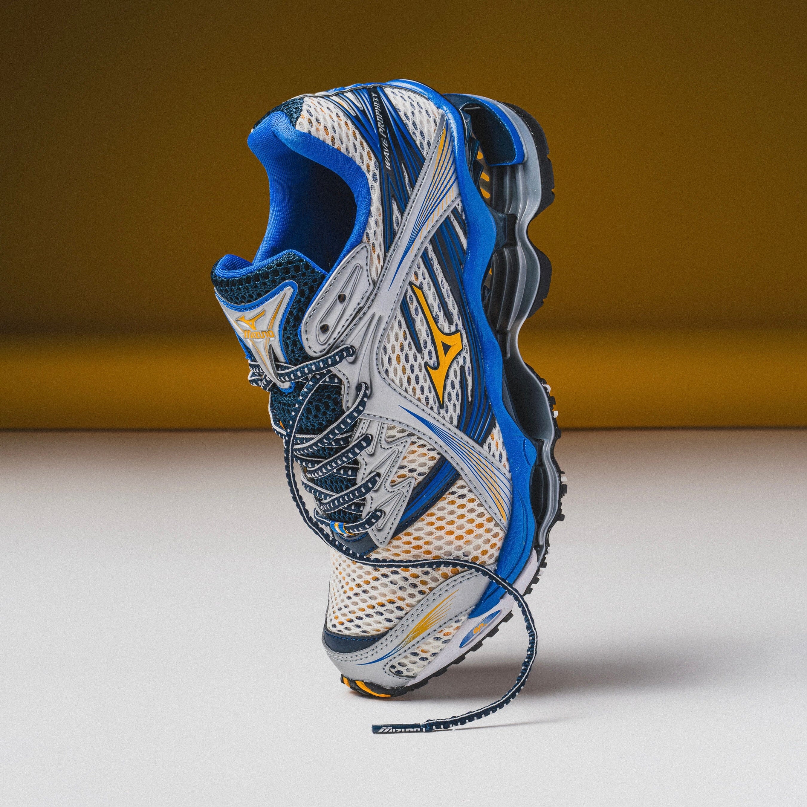 MEN'S MIZUNO | WAVE PROPHECY 1 (ARTISAN GOLD) - Image 3
